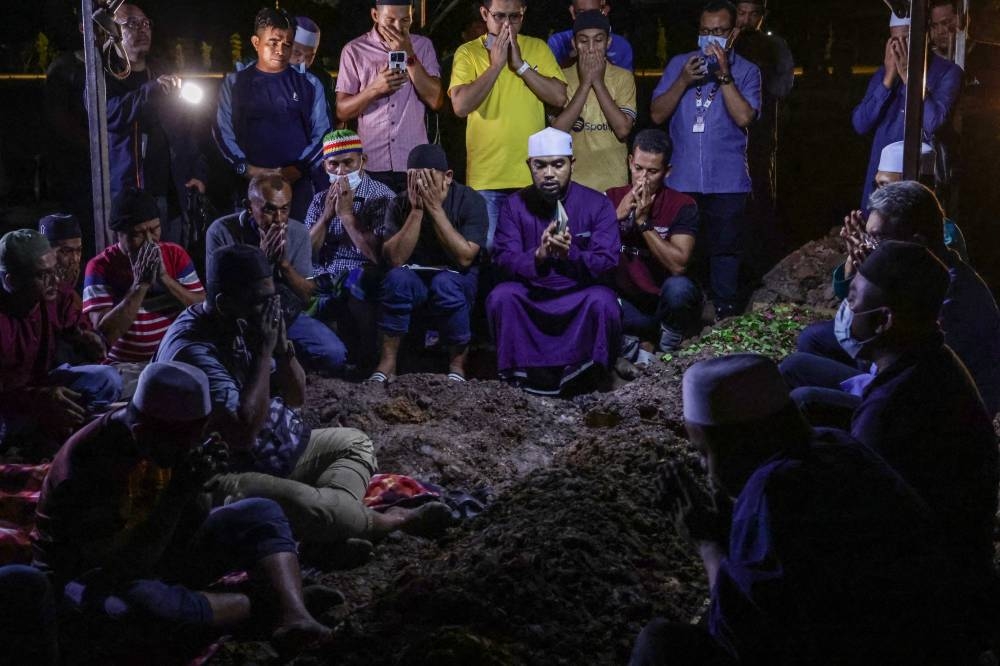 Family members and friends attend the funeral of the late Nurul Azwani Kamarulzaman, a victim of the Batang Kali landslide, at the Taman Selaseh Islamic Cemetery, December 17, 2022. — Bernama pic 