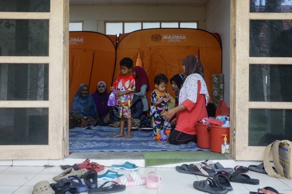 Flood victims at the Kampung Penarik Mosque temporary relief centre in Bandar Permaisuri, Kelantan, December 20, 2022. — Bernama pic  