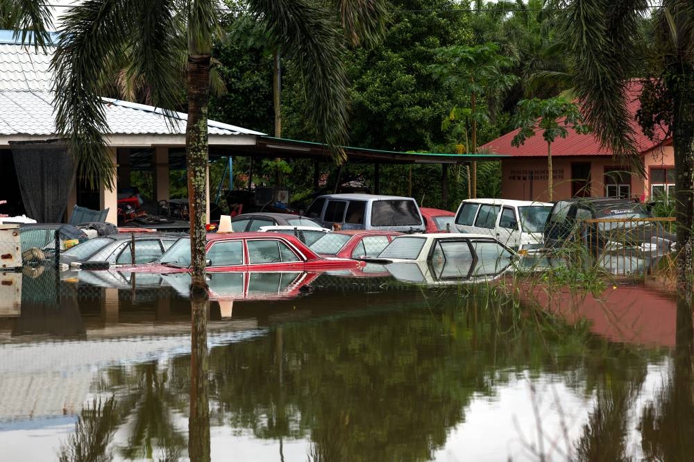 Vehicles submerged in flood water in Kampung Gual Besar Jajahan Pasir Mas, Kelantan, December 20, 2022. — Bernama pic