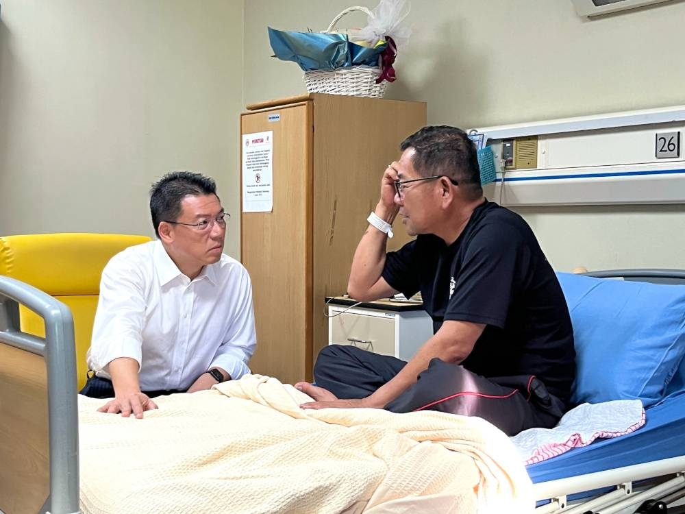 Local Government Development Minister Nga Kor Ming speaks to Selangor Fire and Rescue Department (JBPM) director Datuk Norazam Khamis at Hospital Selayang, December 20, 2022. — Picture from Facebook/Nga Kor Ming