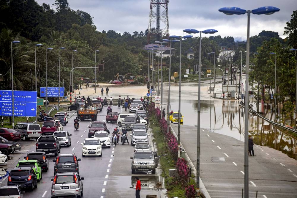 Vehicles are stranded along flood-hit Jalan Ajil in Kuala Berang December 20, 2022. — Bernama pic