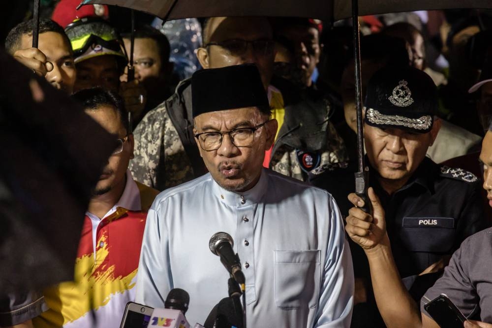 Anwar asserted that the Selangor state legislative assembly's Hansard had recorded the then Selangor mentri besar Tan Sri Khalid Ibrahim's March 27, 2012 official answer, which stated Anwar's salary as Selangor state economic adviser was symbolic sum of RM1 only. — Picture by Firdaus Latif