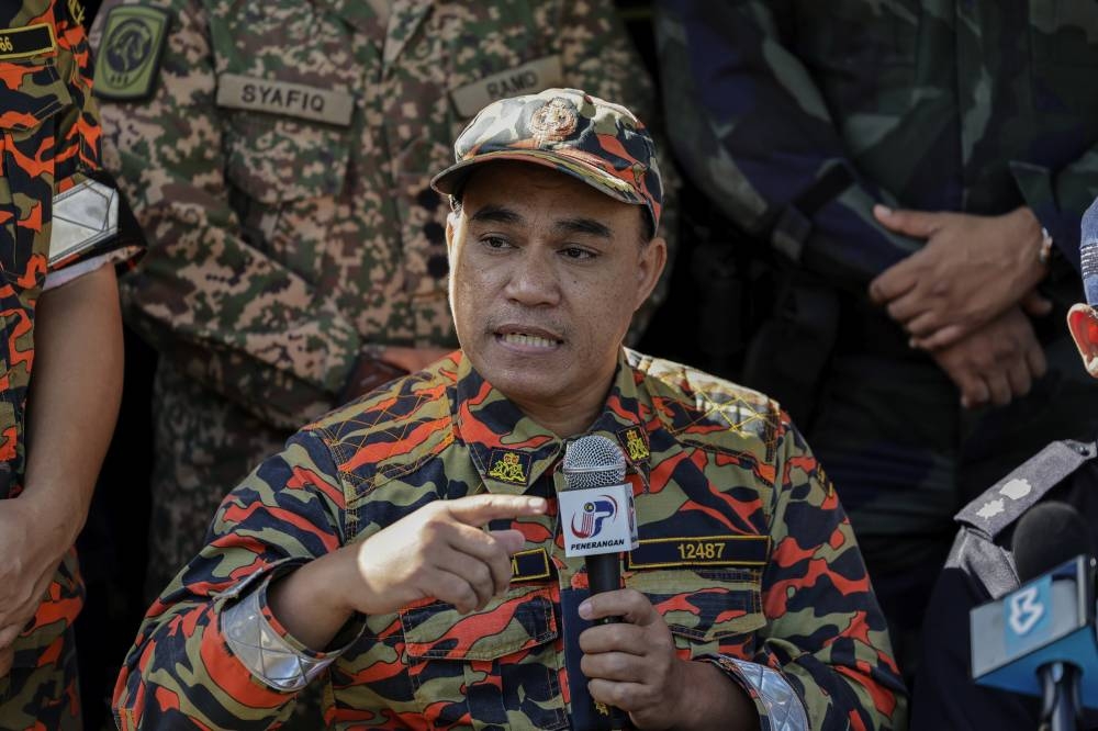 Selangor Fire and Rescue Department (JBPM) assistant operations director Hafisham Mohd Noor speaks to reporters at the Father's Organic Farm campsite in Batang Kali December 21, 2022. — Bernama pic