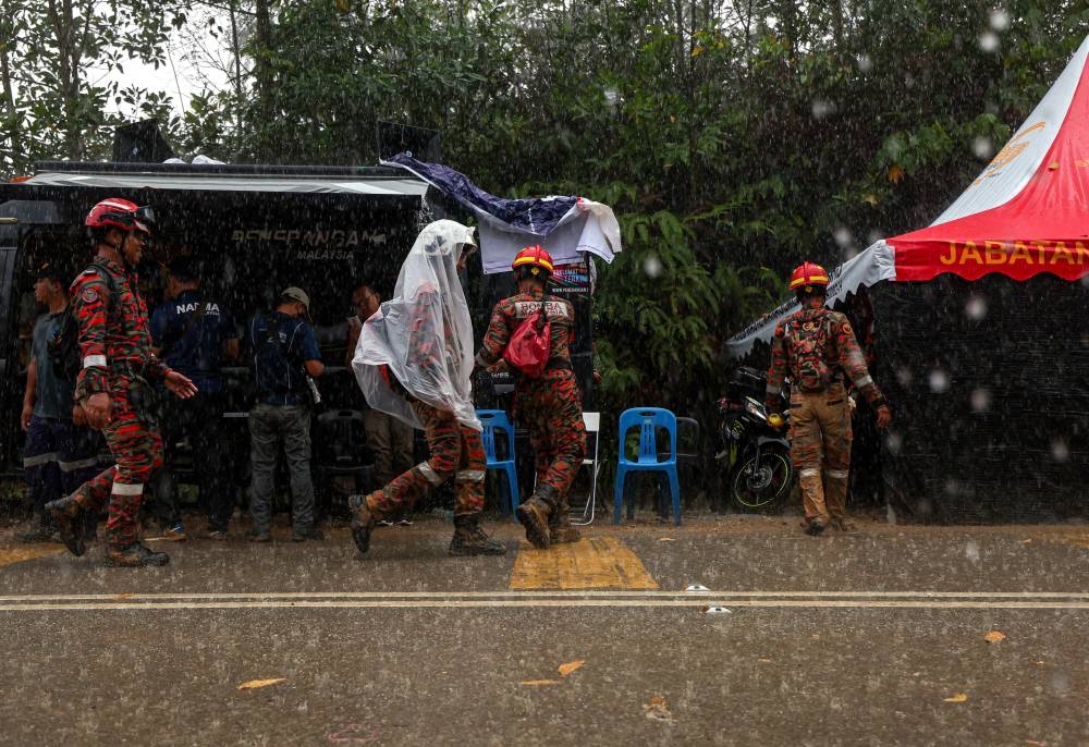 The rescue team faced heavy rain this afternoon in search and rescue efforts for seven more victims of the landslide at the Father’s Organic Farm campsite, December 21, 2022. — Bernama pic  