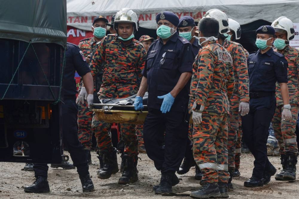 Search and rescue personnel found the remains of four more victims at the campsite of the Father's Organic Farm in Batang Kali today.  — Bernama pic