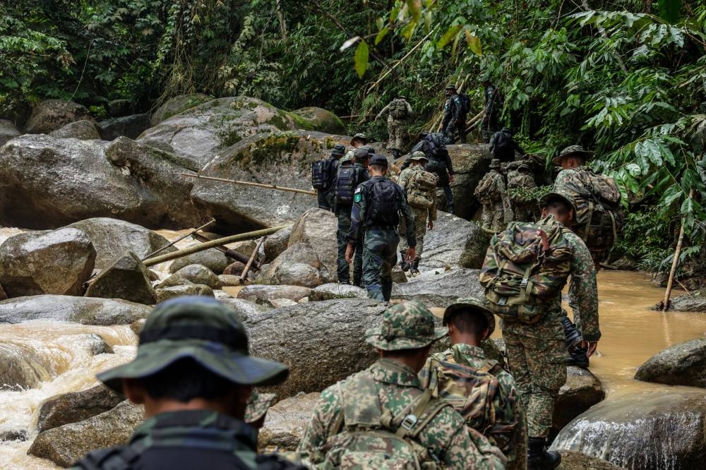 Members of the Malaysian Armed Forces and General Operations Team conduct a ‘sweeping’ operation (search) around the Kedondong river in an effort to find and rescue landslide victims at Father’s Organic Farm, December 22, 2022. — Bernama pic 