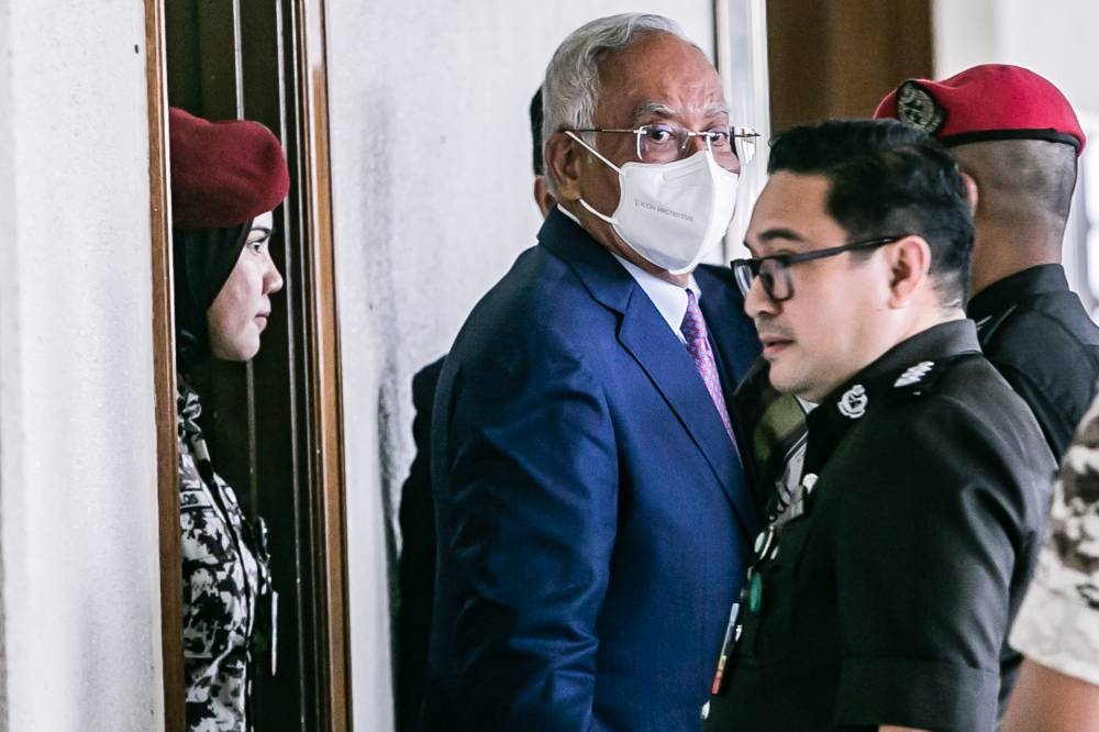 Datuk Seri Najib Razak pictured leaving the Kuala Lumpur Court Complex December 22, 2022. — Picture by Hari Anggara