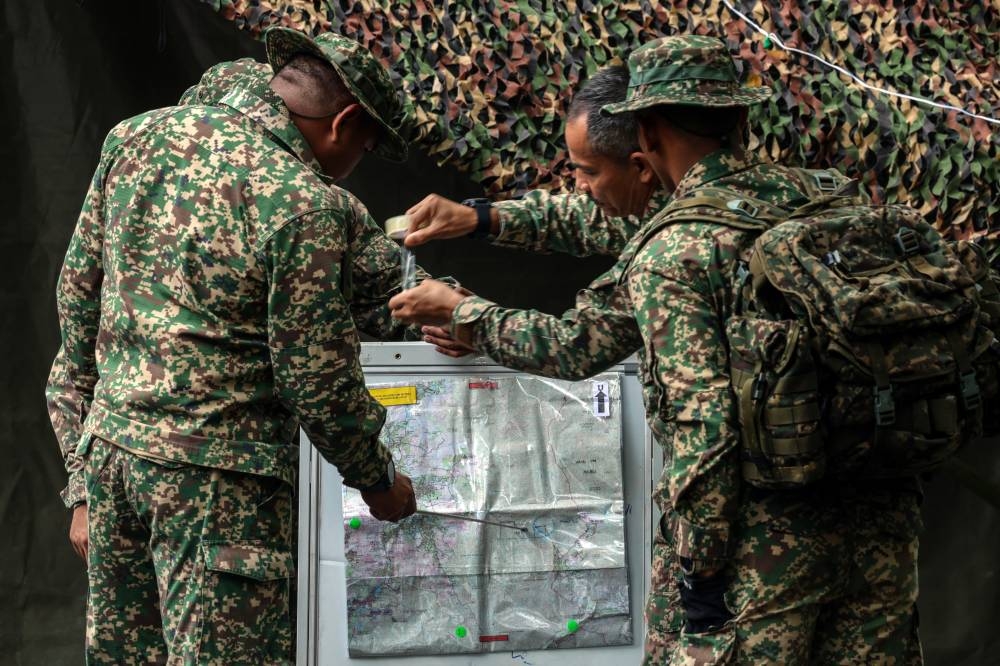 Malaysian Armed Forces officers show the location of searchers during a briefing before carrying out a ‘sweeping’ operation (search) around Sungai Kedondong, December 22, 2022. — Bernama pic   