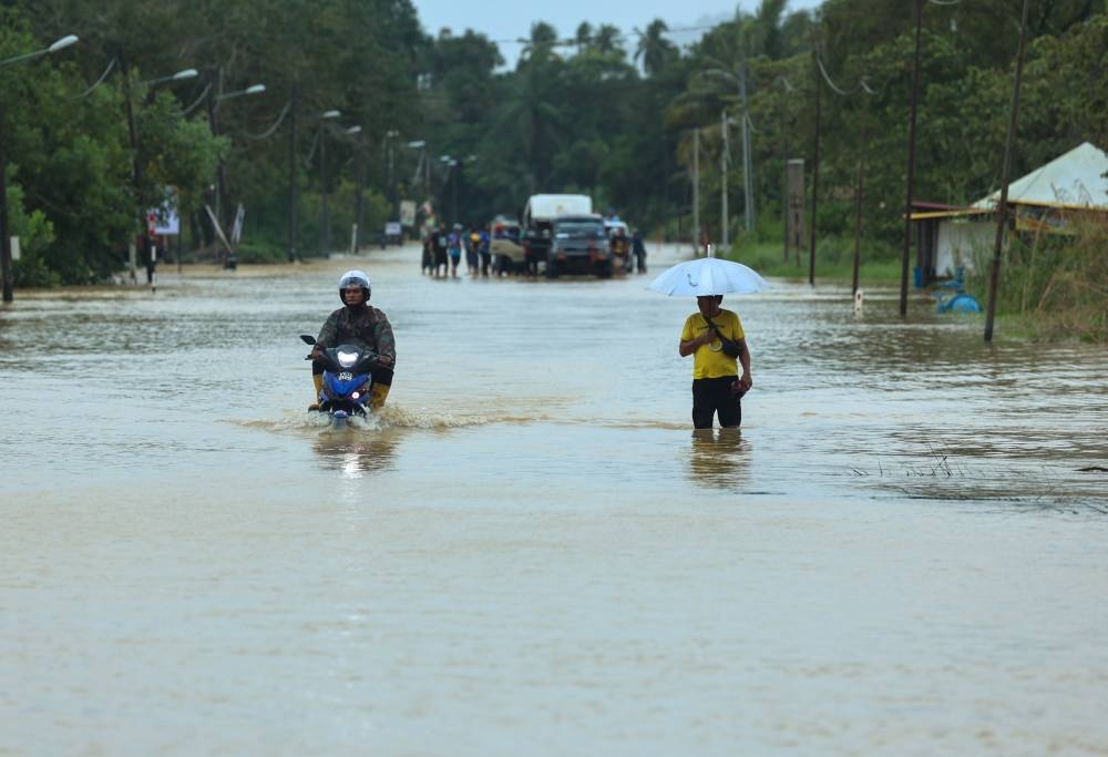 In Terengganu, the number of evacuees dropped to 25,895 from 27,396 last night. ― Bernama pic