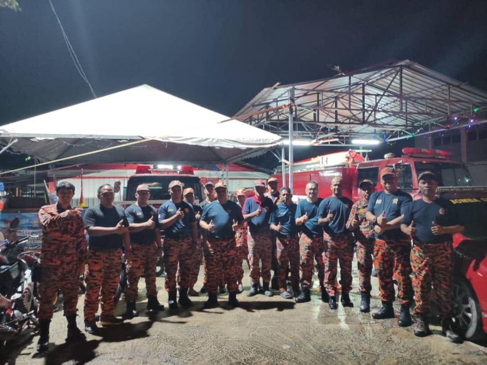 The volunteer fire and rescue team of Saujana Utama in Sungai Buloh. — Picture via Facebook/ Pasukan Bomba Sukarela Saujana Utama.