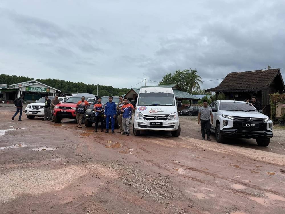 The Murtadha Dakwah Centre's Hang Cangkul team along with an APM member on their flood relief mission in Terengganu. — Picture courtesy of Muhammad Ridzuan Osman.