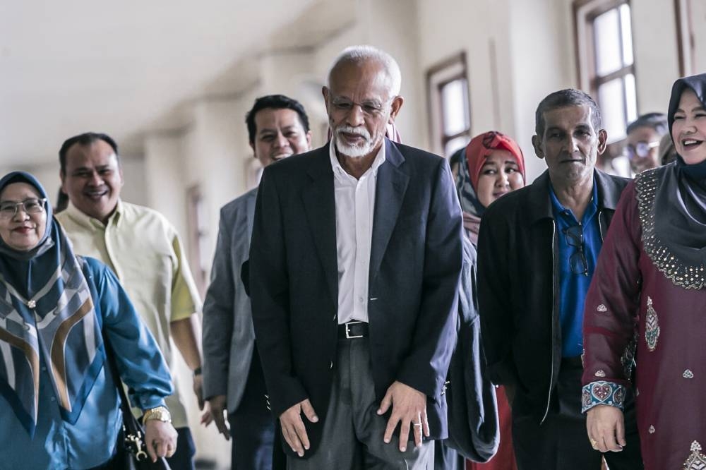 Former Felda chairman Tan Sri Shahrir Ab Samad leaves the Kuala Lumpur Court Complex, December 22, 2022. — Picture by Hari Anggara