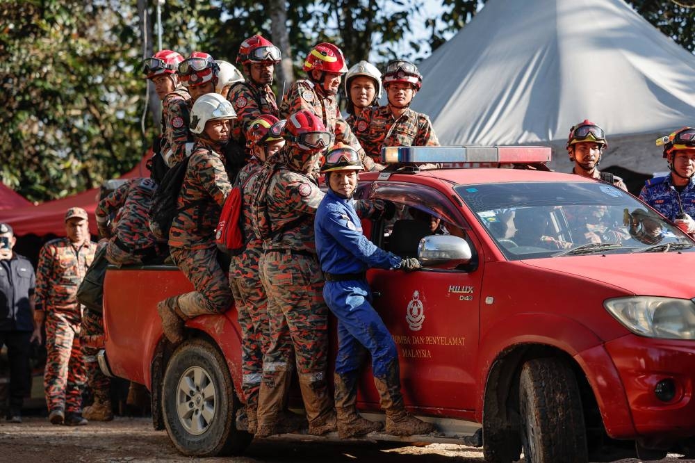 Search and rescue (SAR) operation team carry the body of the last landslide victim from Father’s Organic Farm in Batang Kali, December 24, 2022. — Bernama pic