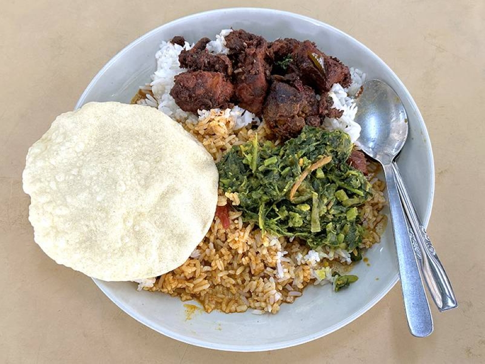 Tuck into Hema's Kitchen homestyle Indian dishes where chicken 'varuval' and spinach is paired with curry-drenched rice and poppadom for RM7.50!