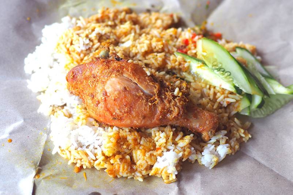 Al-Baraq Nasi Kukus Ayam Dara Berempah serves a satisfying fluffy steamed rice topped with 'gulai', 'sambal belacan' and that superb fried chicken with lemongrass shreds.