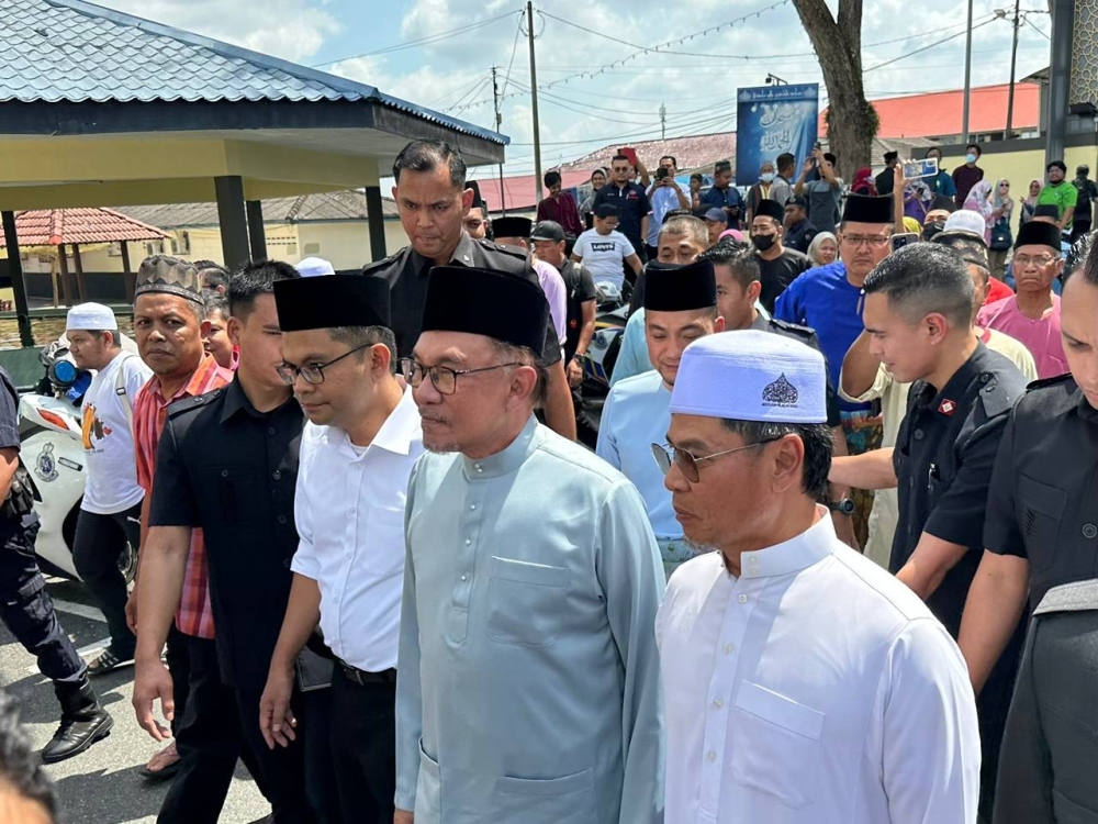 Sultan Of Johor Grants Audience To Pm Anwar During First Official Visit To State Trendradars