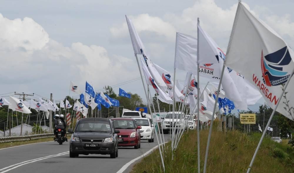 Parti Warisan Sabah (Warisan) dan Barisan Nasional flags are seen along the road from Bengawan to Membakut in Kimanis January 11, 2020. — Bernama pic