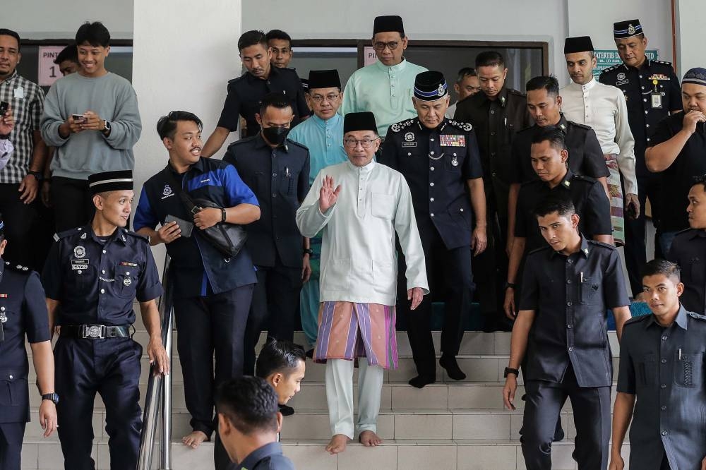 PM Datuk Seri Anwar Ibrahim greets the crowd at the Bukit Aman mosque in Kuala Lumpur January 6, 2023. ― Picture by Sayuti Zainudin