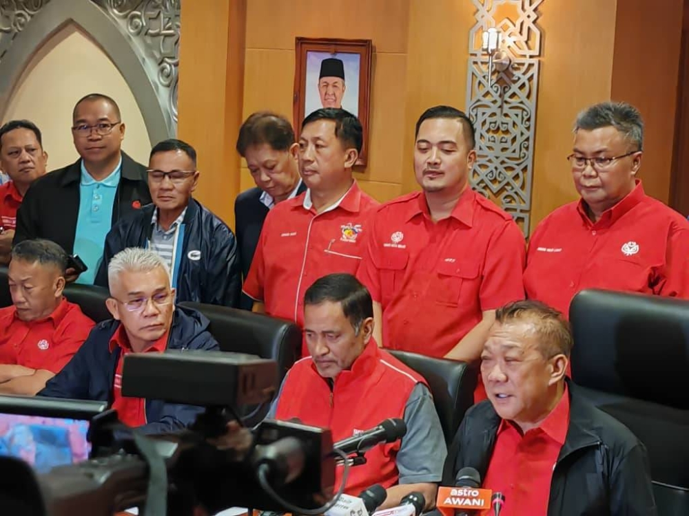 Sabah Barisan Nasional (BN) chairman Datuk Seri Bung Moktar Radin (bottom right) and Umno representatives announces they have pulled their support from the state government. January 6, 2023. — Picture by Julia Chan