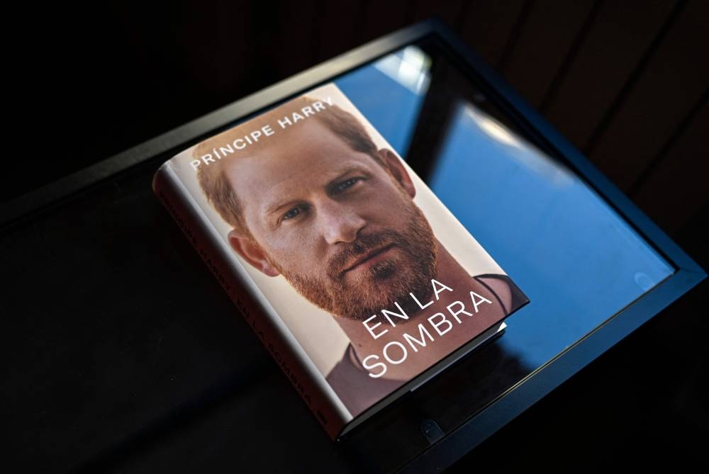 A copy of the ‘En la sombra’ (In the shadow), Spanish version of the book ‘Spare’ an autobiography by Britain’s Prince Harry, is pictured at a reader’s home in Madrid on January 5, 2023, despite the publication date set at January 10 with stringent measures in place. — AFP pic