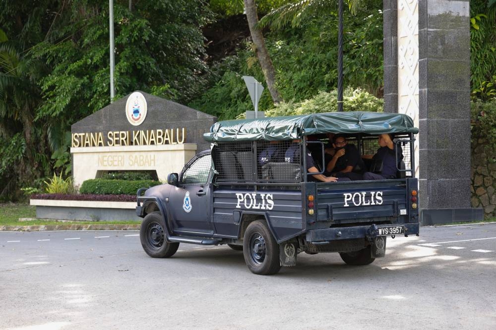 A vehicle carrying police officers is seen entering Istana Seri Kinabalu January 8, 2023. — Bernama pic