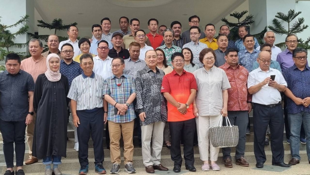 Sabah Chief Minister Datuk Seri Hajiji Noor (centre) posing with party leaders after holding a meeting with GRS, Pakatan Harapan and Barisan Nasional leaders in Sri Gaya, Kota Kinabalu, January 8, 2023. — Bernama pic