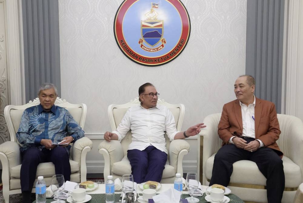 Prime Minister Anwar Ibrahim (centre) during the meeting with Datuk Seri Hajiji Noor (right) and Deputy Prime Minister I Datuk Seri Ahmad Zahid Hamidi at Kota Kinabalu January 9, 2023. — Bernama pic