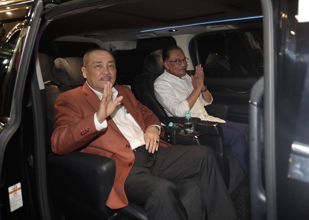 Prime Minister Datuk Seri Anwar Ibrahim and Sabah Chief Minister Datuk Seri Hajiji Noor wave after a meeting with Sabah leaders in Kota Kinabalu January 10, 2023. — Bernama pic