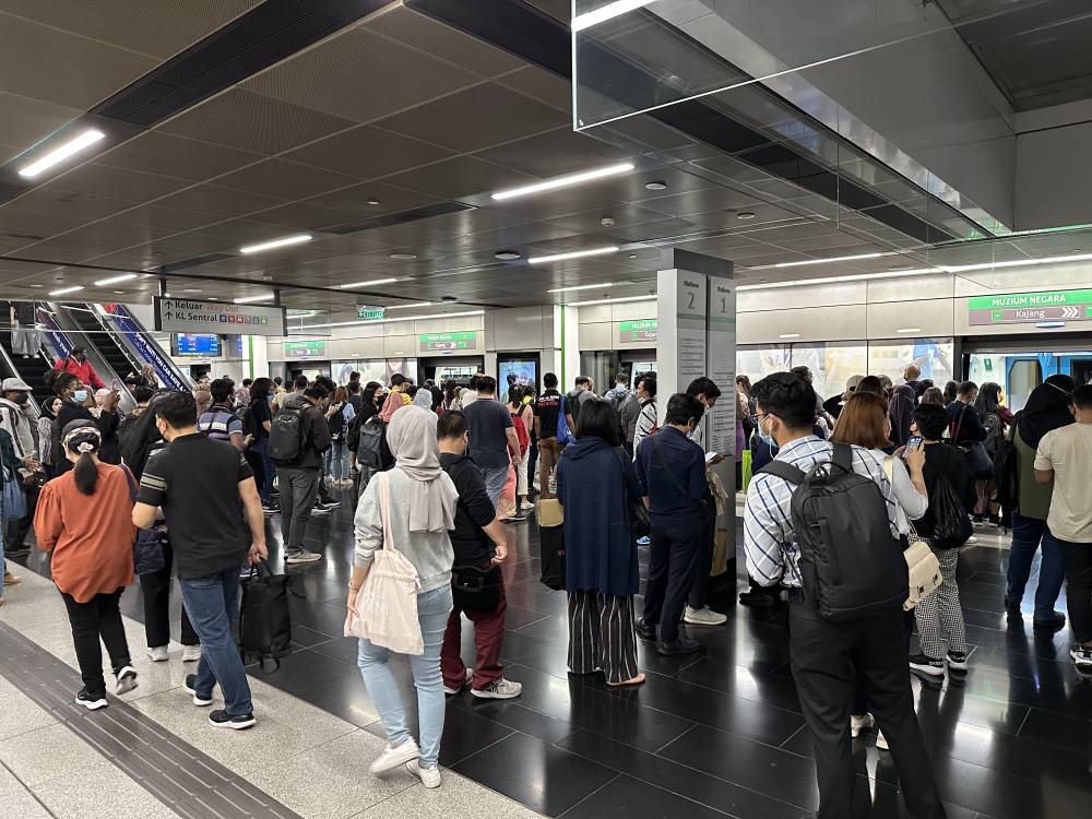 Hundreds of MRT commuters were left stranded after one of its trains experienced low air pressure at the Tun Razak Exchange station earlier today. — Picture via Twitter