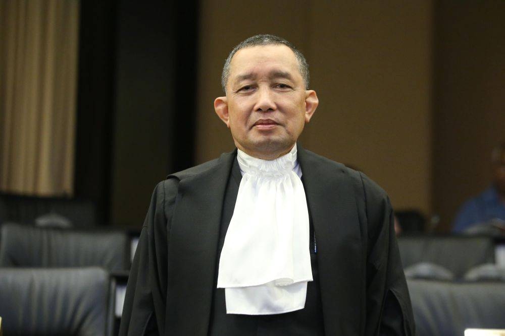 On Monday, AG Tan Sri Idrus Harun announced plans to propose for the Malay translation of the Federal Constitution to be made the authoritative version — under Article 160B — which will override the original English text if there are any conflicts or discrepancies between the two texts, but said this is subject to the Yang di-Pertuan Agong’s approval. ― Picture by Azinuddin Ghazali