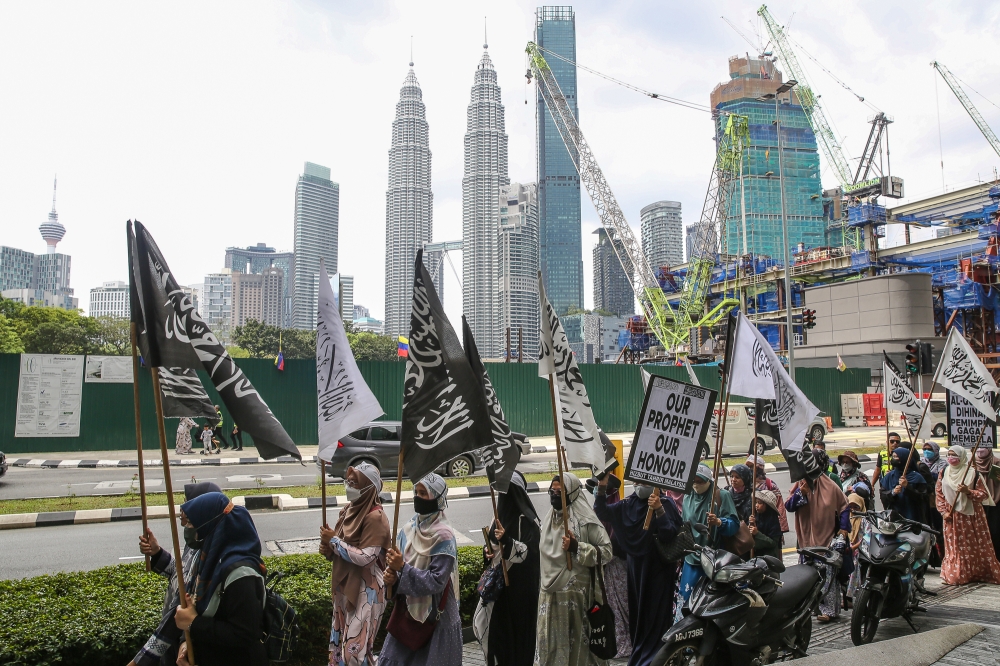 Hizbut Tahrir protesters holding placards march towards the Dutch embassy in Kuala Lumpur January 27, 2023. ― Picture by Yusof Mat Isa