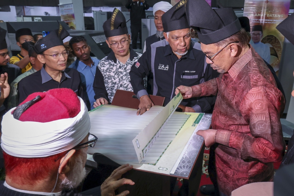 The Prime Minister, Datuk Seri Anwar Ibrahim at the Al-Quran Mushaf Malaysia factory while visiting the Al-Quran Art Exhibition and the largest collection of artifacts of the Islamic world at Nasyrul Quran, Putrajaya January 28, 2023. — Bernama pic