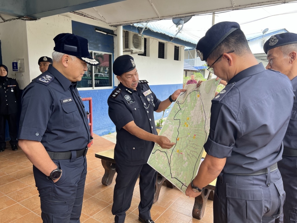 Inspector-General of Police Tan Sri Acryl Sani Abdullah Sani (left) looking at a map of the flood area in Batu Pahat district involving Sri Medan and Yong Peng areas, in Batu Pahat, January 29, 2023. — Bernama pic