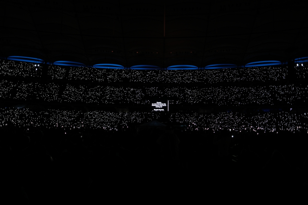 A magical night: More than 72,000 fans at Bukit Jalil stadium vibing with AR Rahman. — Picture by Nvengkaadesh Nagaratnam for DMY Creation.