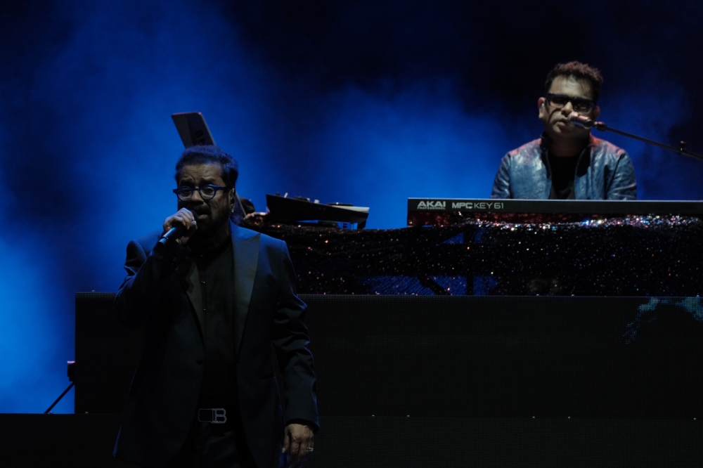 Hariharan singing a famous song number in Hindi and Tamil known as Tu Hi Re and Uyire watched on by Rahman. — Picture by DMY Creation.