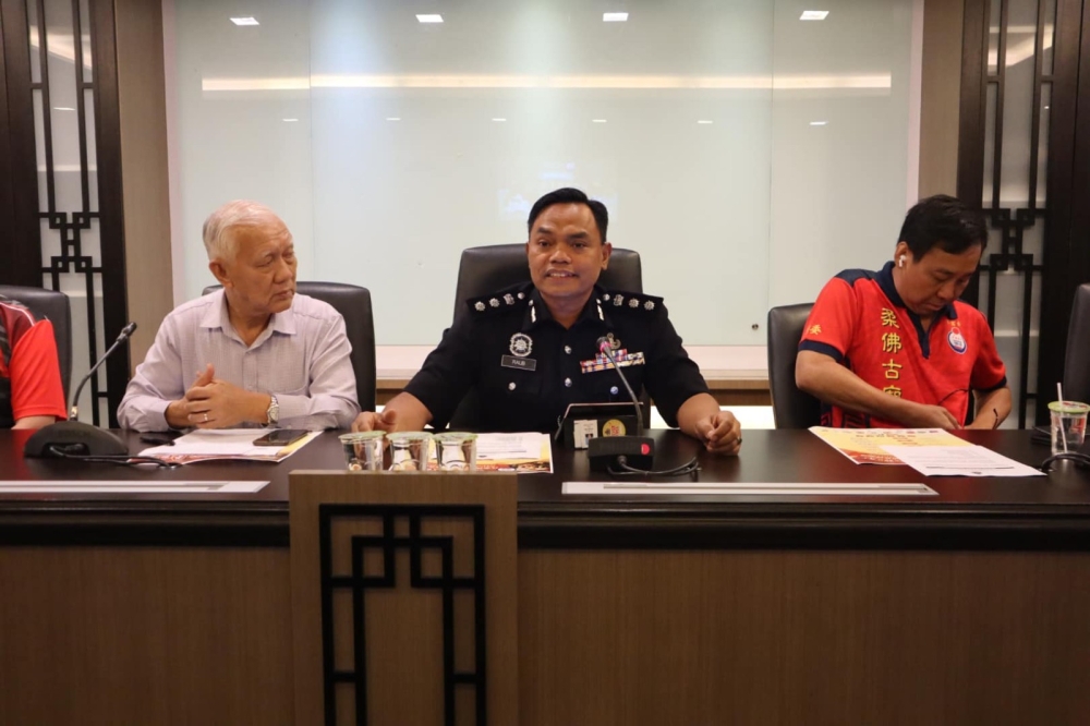 Johor Baru South police chief Assistant Commissioner Raub Selamat (centre) attends a briefing on the coordination of the 2023 Chingay Parade with representatives of the Johor Baru Tionghua Association in Johor Baru February 6, 2023. — Picture courtesy of the Johor Baru South district police