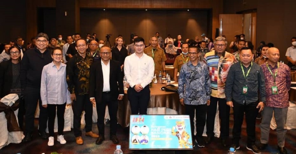 Lichong Angkui (2nd right) with Mokhtar (3rd right), CEO of Malaysia Press Institute (MPI), Datuk Chamil Wariya (right) with head of Persatuan Indonesia Pusat (PWI), Atal Sembiring Depari (5th left), CEO of Tribun Network, Dahlan Dahi (4th right), Australia’s representative, Nelson Yap (6th right) and other delegates at the seminar. — Borneo Post pic