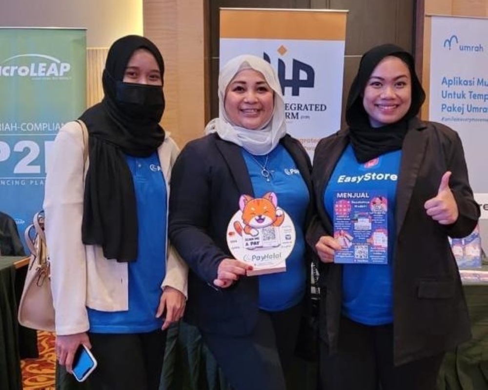 PayHalal sales director Azhani Azman (centre) poses with HalalKitty universal QR code. — Picture courtesy of PayHalal