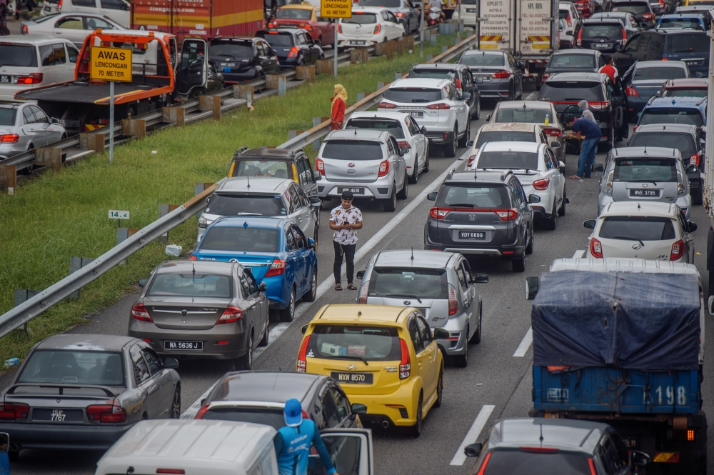 On weekdays, the busiest hour for driving in Kuala Lumpur's city centre in the morning would be the 8am to 9am slot (ranging from 18 minutes to 21 minutes), and the 6pm to 7pm slot in the evening (ranging from over 22 minutes to over 25 minutes). ― Picture by Shafwan Zaidon