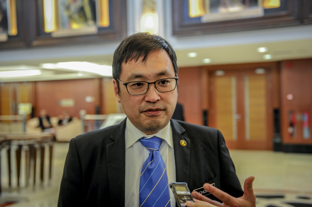 Stampin MP Chong Chieng Jen said that banks can afford the payments, based on the net profits of the top six banks in the country. — Picture by Firdaus Latif