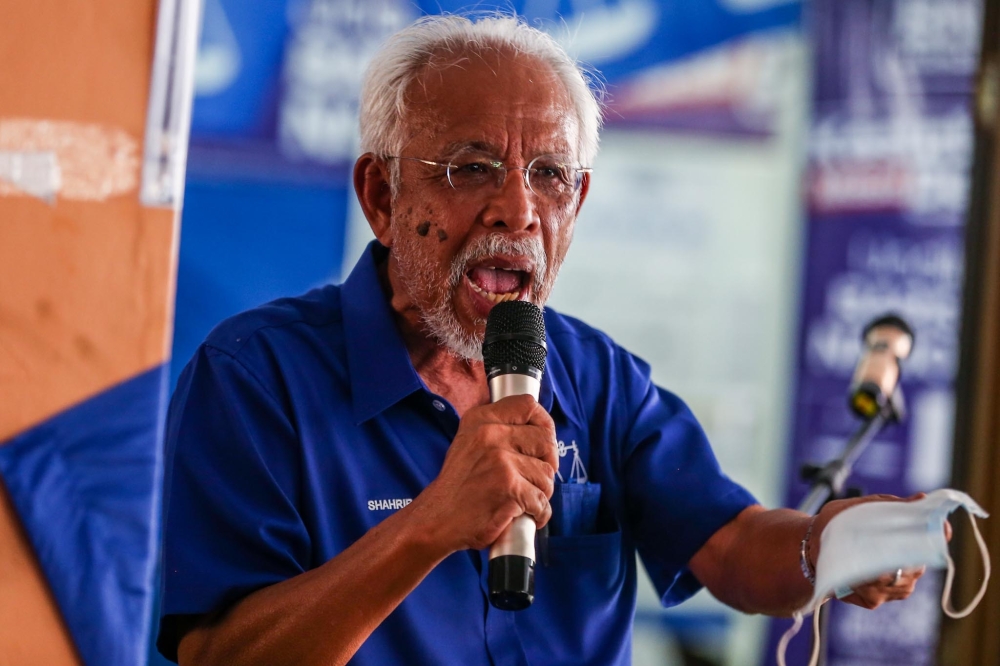 Umno election committee chairman Tan Sri Shahrir Abdul Samad was quoted saying no new members or leaders had registered for the party’s number three post besides the incumbents. — Picture by Hari Anggara