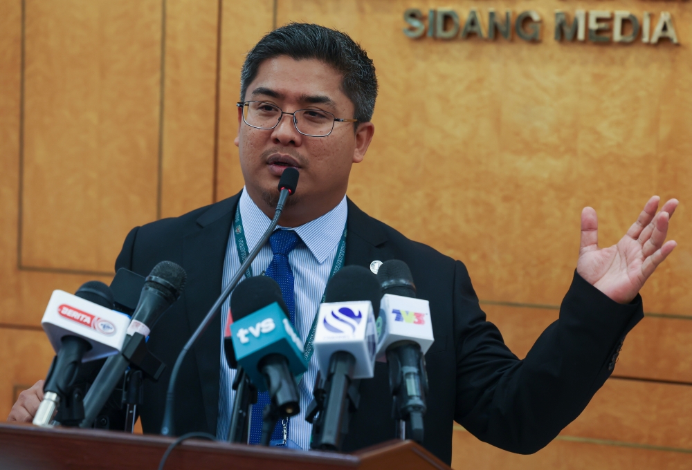 Gerik MP Fathul Huzir Ayob speaks during a media conference at the Parliament lobby in Kuala Lumpur February 21, 2023. — Bernama pic