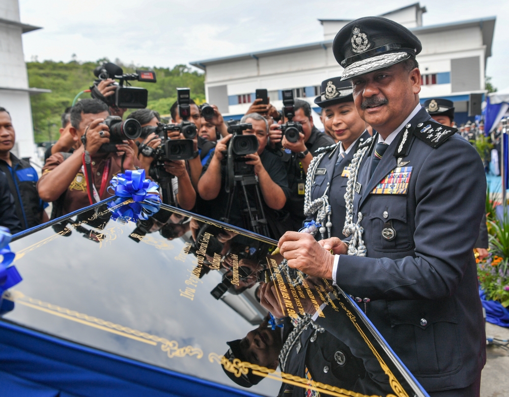 Deputy Inspector-General of Police Tan Sri Razarudin Husain (right) signs a plaque while officiating the Serdang district police headquarters (IPD) February 22, 2023. — Bernama pic