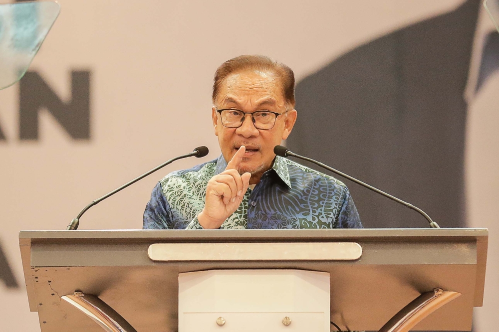 BESTARI JAYA 09/02/2023 Prime Minister Datuk Seri Anwar Ibrahim deliver his lectures to the student during his visit on Education Reform Lecturer for Malaysia`s Future Wellbeing here at Universiti Selangor, Bestari Jaya. PICTURE BY SAYUTI ZAINUDIN