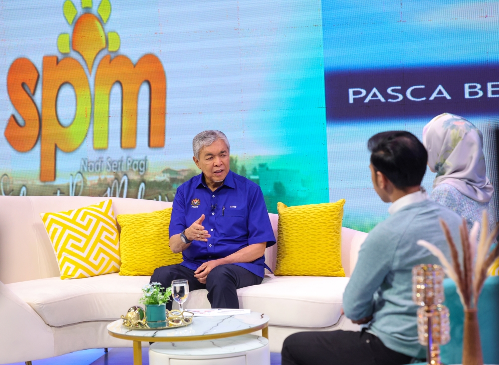 Deputy Prime Minister Datuk Seri Ahmad Zahid Hamidi says the two-percentage point cut in personal income tax under Budget 2023 will have a positive impact as it will increase the beneficiaries’ disposable income. ― Bernama pic