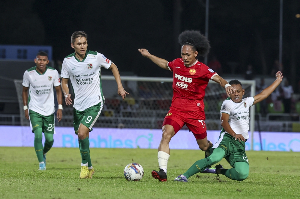 Selangor FC player Shahrul Nazeem Zulpakar in action during the match against Kelantan United  — Bernama pic