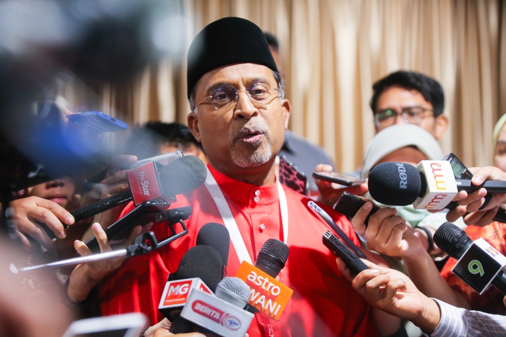 Barisan Nasional (BN) secretary-general Datuk Seri Zambry Abd Kadir has withdrawn from contesting for the Umno vice-president post in the party election next month. — Picture by Ahmad Zamzahuri