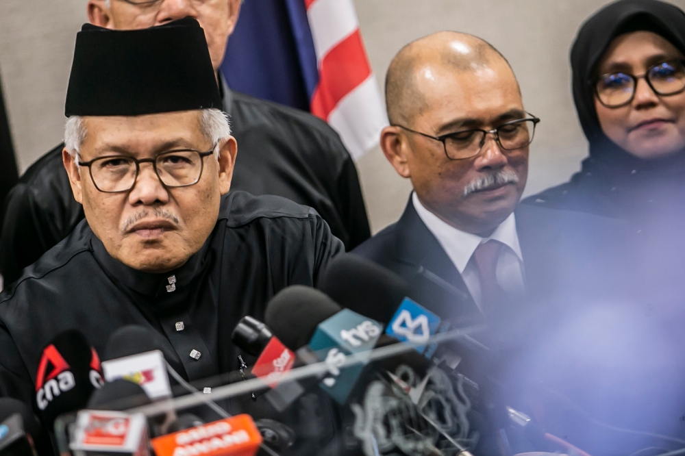 Datuk Seri Hamzah Zainudin offered up words of praise to the Anwar administration in debating the revised Budget 2023 in Parliament today even as he expressed doubts in its proposed implementation. — Picture by Hari Anggara