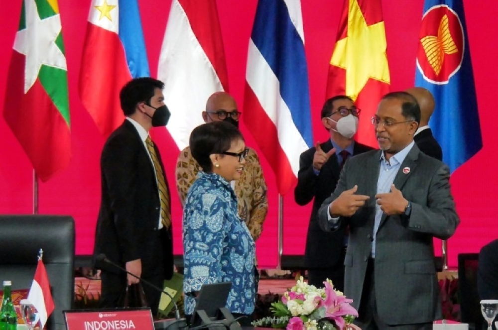 Foreign Minister Datuk Seri Zambry Abdul Kadir (right) at the Asean Foreign Ministers' Retreat in Jakarta. — Bernama pic