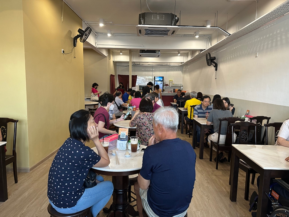 Just after opening, there's a crowd of diners eager to try the food during the weekend.